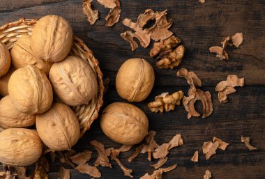 Ceviz çekirdekleri ve eski ahşap bir masada sepetin içindeki cevizler..