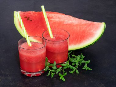 Taze sıkılmış karpuz suyu, smoothie, nane kokteyli. Sağlıklı gıda kavramı tatlı yaz tatlısı. koyu arkaplan kapat