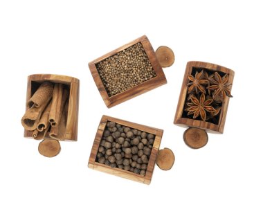 Çeşitli baharatlar tarçın, biber ve yıldız anason, soğan, ahşap kutularda kişniş. Geleneksel Noel kokusu ve kış baharatları.