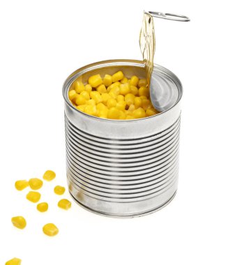 Beyaz arka planda tatlı mısırlı metalik konserve kutusu