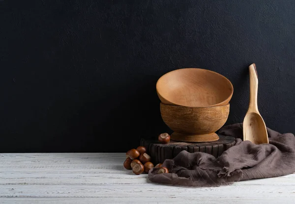 Houten Schalen Snijplanken Een Houten Plank Tegen Een Ruwe Gips — Stockfoto