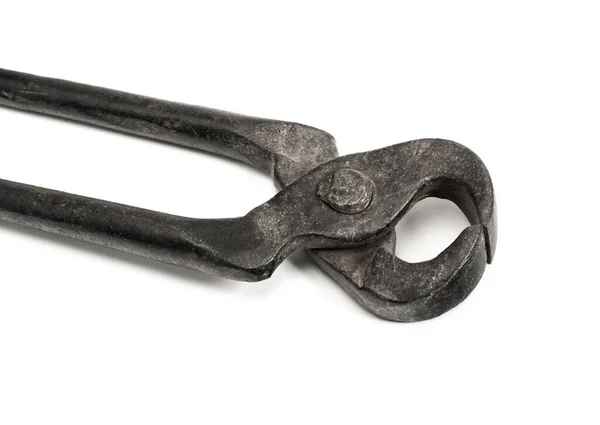 古い使用される鉄ニッパー 爪を引いたり かむと金属のクローズアップを切断するために 白地に隔離された — ストック写真