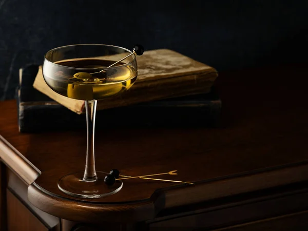 Coquetel Alcoólico Copo Martini Coquetel Com Azeitonas Fundo Madeira Com — Fotografia de Stock
