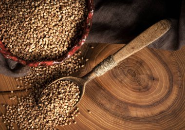 Seramik kasede organik karabuğday ve ahşap bir masada keten peçete. Köy tarzı. Sağlıklı gıda konsepti. Karabuğday büyük miktarda vitamin ve mineral içerir..