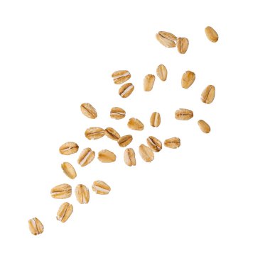 Beyaz arka planda izole edilmiş kuru çiğ yulaf taneleri. Müsli ya da granola için yuvarlanmış buğday, kepek, arpa taneleri.