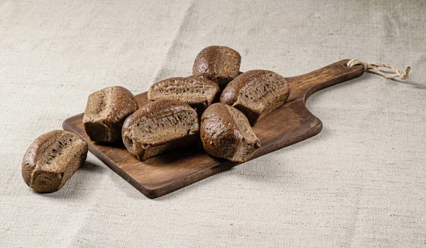 Świeżo Upieczony Chleb Lnianym Obrusie Stole Kuchennym — Zdjęcie stockowe