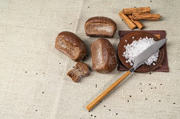 Świeżo Upieczony Chleb Lnianym Obrusie Solą Nożem Stole Kuchennym — Zdjęcie stockowe