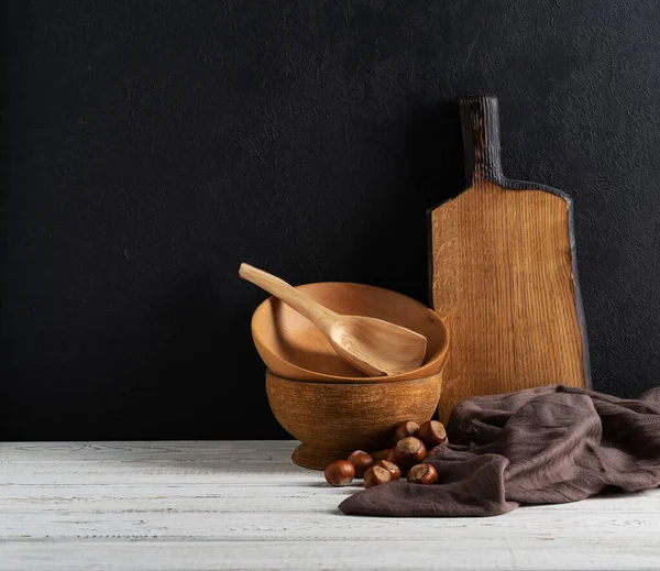 Houten Schalen Snijplanken Een Houten Plank Tegen Een Ruwe Gips — Stockfoto