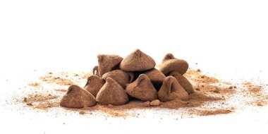 Beyaz arka planda izole edilmiş kakao kaplı çikolata trüf mantarları, seçici odak