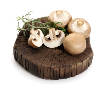 Ağaç kesiminde taze şampiyonlar ve beyaz arka planda izole biberiye.