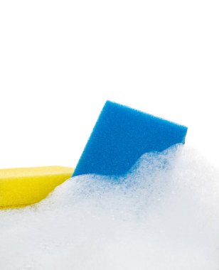 Beyaz arka planda sabunlu köpüklü sarı ve mavi sünger. Temizlik kavramı.