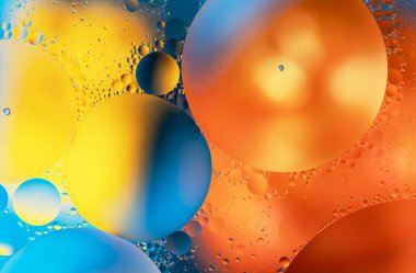 su canlı renkli arka plan ile petrol düştü