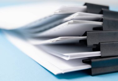 Bir adamın elinde yıkamak ve temizlemek için çok renkli süngerler. Beyaza izole edilmiş lateks eldiven verin. Eldivenli bir el süngeri tutar.