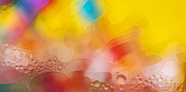 su canlı renkli arka plan ile petrol düştü