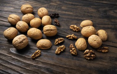 Ceviz çekirdekleri ve eski ahşap bir masadaki cevizler..