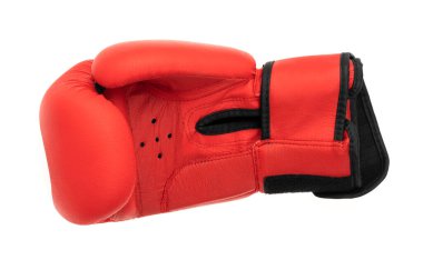 Beyaz arka planda izole edilmiş kırmızı deri boks eldivenleri.