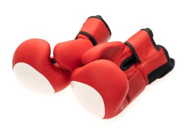 Bir çift kırmızı deri boks eldiveni beyaza izole edilmiş.