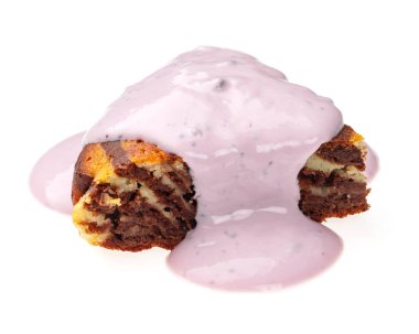 Beyaz arka planda ıslak taze yoğurt dilimlenmiş kek. Nefis çikolatalı pasta.