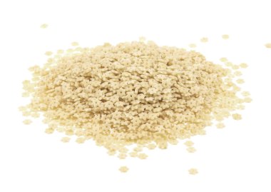 beyaz arkaplanda kuru makarna izole