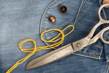 İğne ve makasla kot pantolon cebinin tamiri