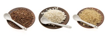 pirinç çeşitli kase üst yüzey koleksiyonu kapatmak üstünde izole beyaz arka plan