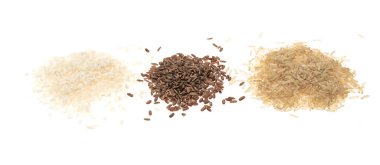 Beyaz zemin üzerinde farklı pirinç türleri