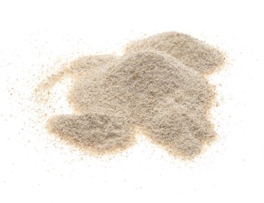 Buğday arpası unu beyaz arkaplanda izole edilmiş.