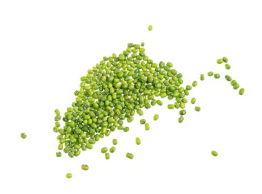 Yukarıdan görünen ve beyaz bir arka planda izole edilmiş bir grup yeşil mung fasulyesi.