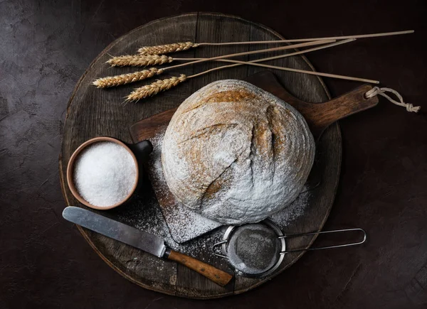 Okrągły Bochenek Świeżo Upieczonego Chleba Zakwaśnego Smaku Mąki Konopnej Nożem — Zdjęcie stockowe