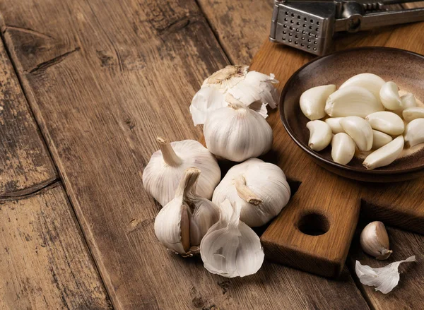 Heads Garlic Close Kitchen Board Wooden Table — Stock Photo, Image