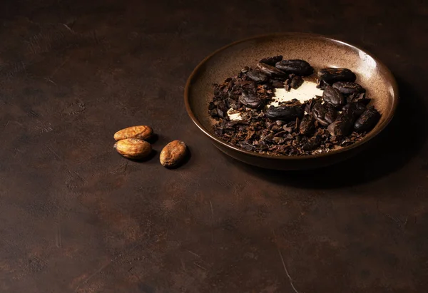 Organiczne Ziarna Kakao Małej Misce Brązowym Tle Składniki Pieczenia Gotowania — Zdjęcie stockowe