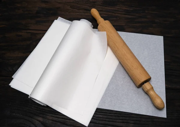 Perkamentpapier Voor Het Bakken Van Culinaire Producten Een Houten Tafel — Stockfoto