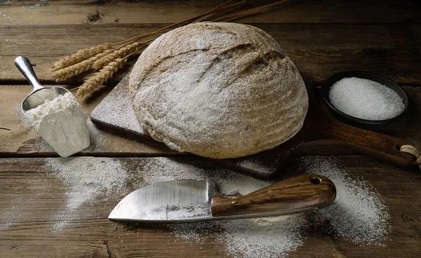 Okrągły Bochenek Świeżo Upieczonego Chleba Zakwaśnego Smaku Mąki Konopnej Nożem — Zdjęcie stockowe