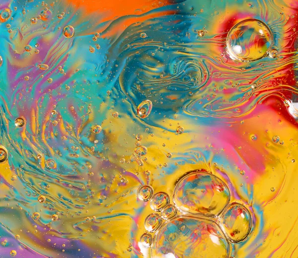 Капли Масла Воде Ярким Красочным Фоном — стоковое фото