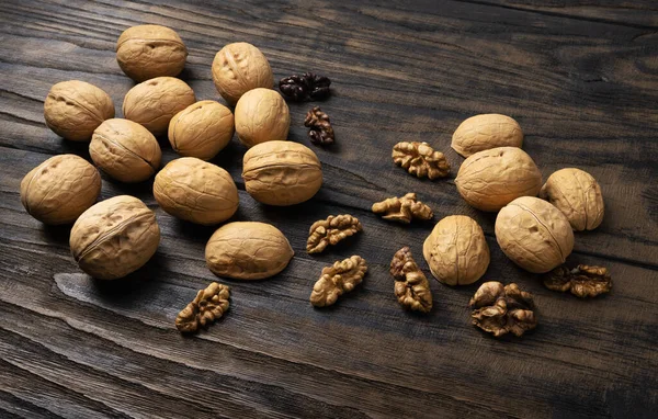 Ceviz çekirdekleri ve eski ahşap bir masadaki cevizler..