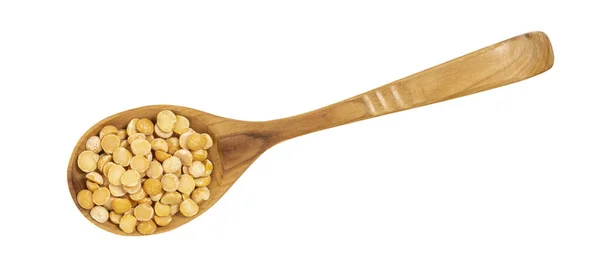 白い背景にある木のスプーンにエンドウ豆 — ストック写真