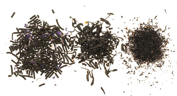 Kurutulmuş Siyah Çay Gevşek Çay Yaprakları Beyaz Zemin Üzerine Izole — Stok fotoğraf