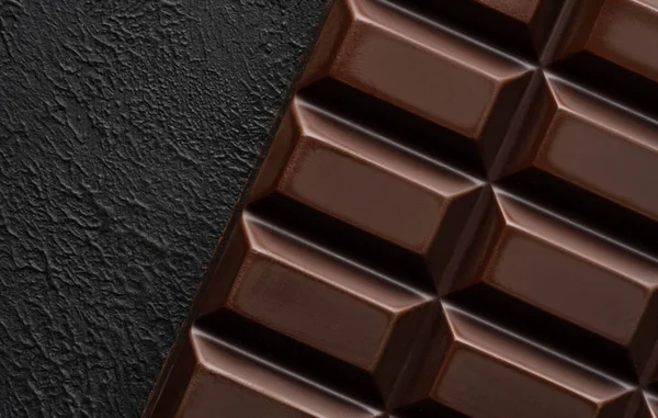 Close Pedaços Quebrados Chocolate Fundo Pedra Escura Imagens Royalty-Free