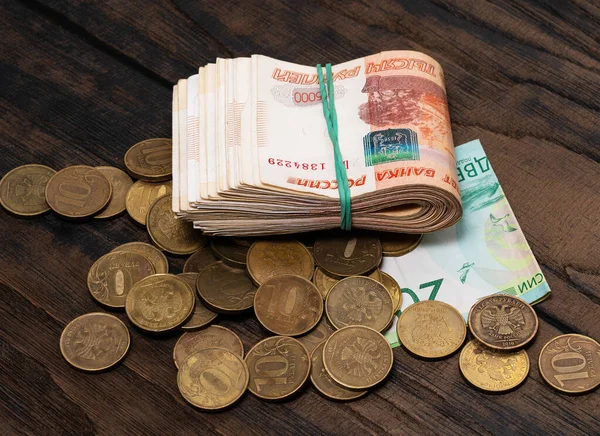 5千ルーブルの現金ロシアのルーブルとコインのパック国の取引システムの要素として ストック写真