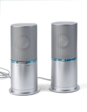 Beyaz arkaplanda küçük gümüş bilgisayar hoparlörleri izole