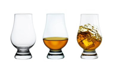 Beyaz buzlu viski bardakları.