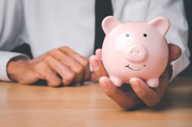 Ahşap masanın üzerinde el ele tutuşan adam, finansal iş yatırımları, işletme, finans, yatırım, finansal planlama kavramı.