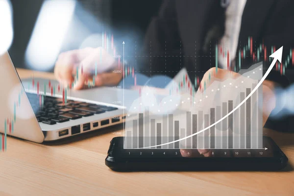 Geschäftsmann Der Holographische Diagramme Und Börsenstatistiken Hält Profitiert Vom Bildschirm — Stockfoto