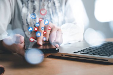Ofis masasında akıllı telefon kullanan kadın kopyalama alanı, sosyal medya, pazarlama kavramı.
