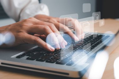 Belge yönetimi simgesi, belge yönetimi veri sistemi iş dünyası internet teknolojisi kavramına sahip dizüstü bilgisayar kullanan iş kadını..