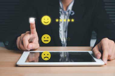 Sanal dokunmatik ekranda gülen surat ifadesi. İyi geri bildirim notu ve olumlu müşteri değerlendirmesi, deneyim, memnuniyet anketi, dünya akıl sağlığı günü konsepti.