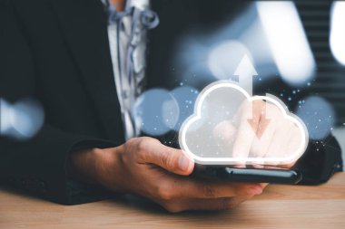 Bulut bilgisayar simgesi, Bulut hesaplama konsepti, Yedekleme Verisi İnternet, ağ ve dijital, Evrensel ve teknolojik paylaşım konsepti olan akıllı telefon kullanan kadın eli.