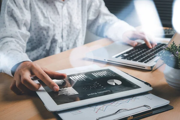 Análisis Mujer Negocios Datos Financieros Tabletas Digitales Computadoras Portátiles Análisis —  Fotos de Stock