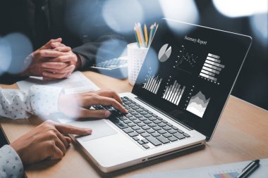 İki meslektaş masadaki yeni modern bilgisayar laptopuyla verileri tartışıyor. İş ekibi analizi ve strateji kavramını kapat.