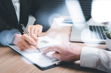 İş dünyası modern dizüstü bilgisayarla gelir tablolarını ve grafiklerini analiz ediyor. İş analizi ve strateji kavramı.